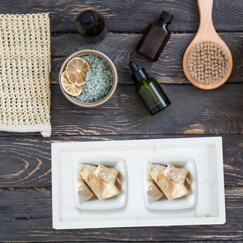 Uzglabāšanas paplāte uz galda. Mode, izsmalcināts turētājs, kafijas trauks, tualetes piederumi, sveķu, darbvirsmas kārtošanas trauki