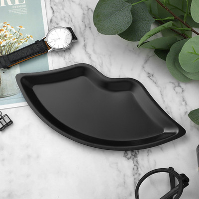 Viegls, grezns metāla glabāšanas paplātes darbvirsmas formas lūpu rotājumi Guļamistabas kumode Radošs rotaslietu organizators Mūsdienīga mājas dekorēšana