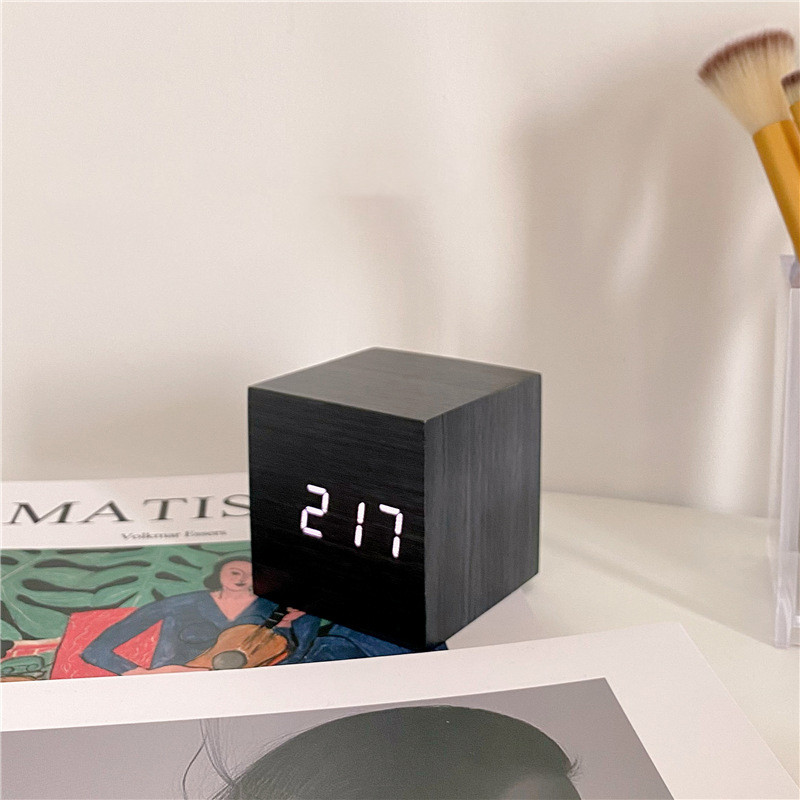 Kreatív ébresztőóra asztali LED négyzet alakú asztali fa skandináv stílusú világító digitális elektronikus óra USB/AAA tápellátással