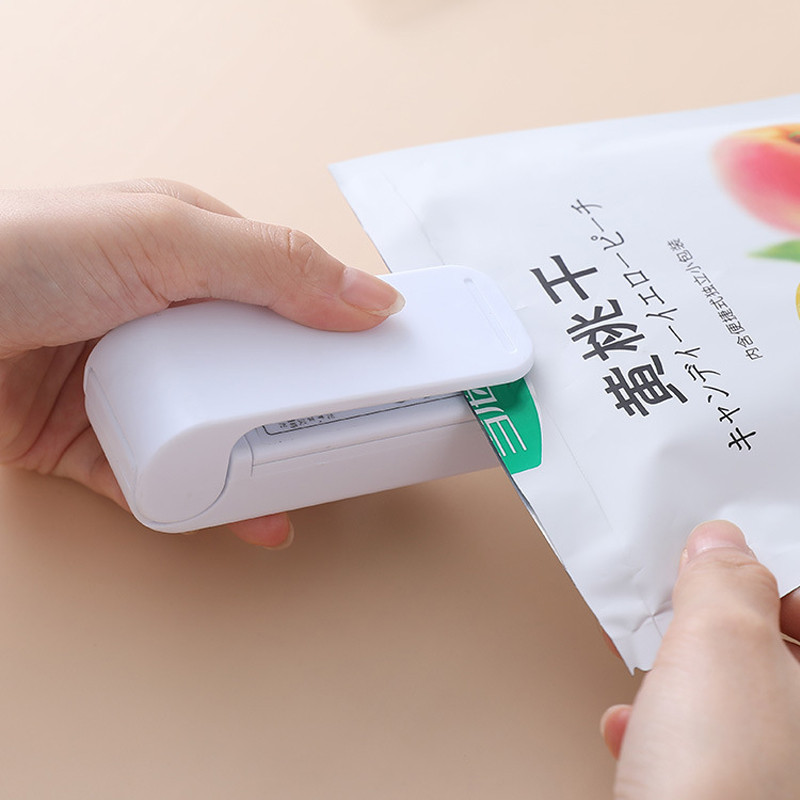 Мини уред за запечатване на торби Опаковка за храна Инструмент за запечатване на торбички Термопластмасово затваряне на торбички Интелигентна джаджа Кухня Преносим магнитен термоуплътнител