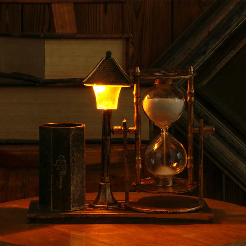Творчески европейски ретро държач за писалка Нощна лампа пясъчен часовник Таймер Настолен орнамент Декорация Иновативен подарък за ученик 4,92*6,1 инча