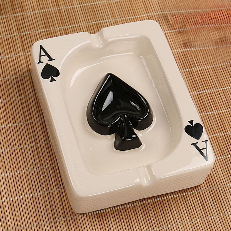 Творчески карти за игра Червено черно сърце Пепелник Хотелски хол Маса за хранене Пепелник Занаятчийски орнаменти Аксесоари за пушене