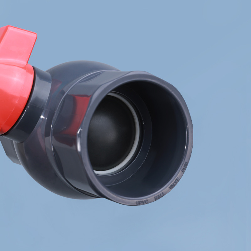 1/2" 3/4" 1" Вграден PVC сферичен кран Спирателни вентили с една ръкохватка IBC резервоар за вода Тръбен съединител за канализационен маркуч Плувен басейн