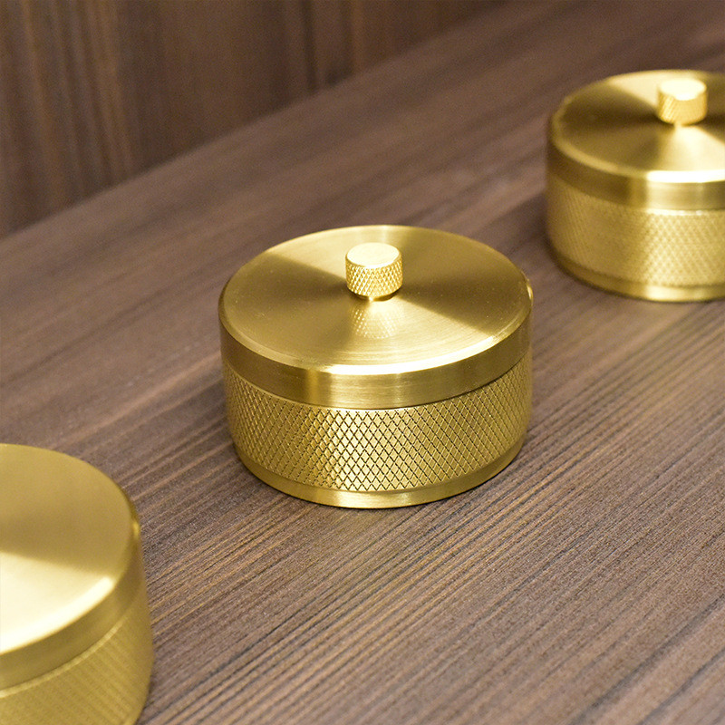 Преносим месингов пепелник Домашен пепелник Офис Хотелски пепелник Настолен орнамент Кола Офис Пепелник Изцяло меден плътен пепелник