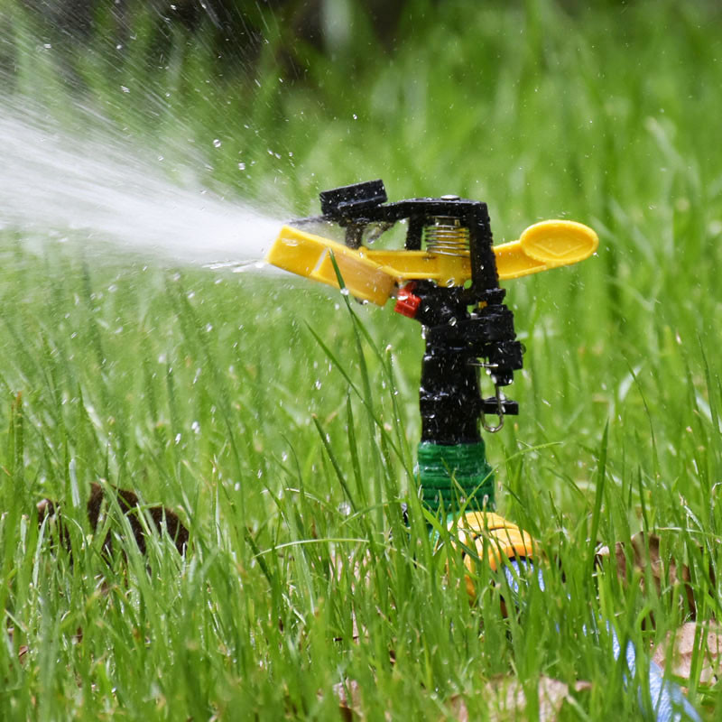 Регулируема въртяща се водна пръскачка Селскостопански пръскачки с пластмасов шип Рокерна пръскачка Използва се за поливане и напояване на трева 1 комплект