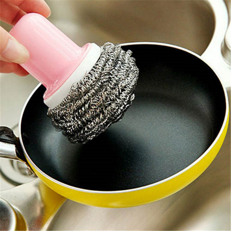 Terasest traatkuulipuhastushari käepidemega köögipuhastusvahend potinõude pesemiseks.