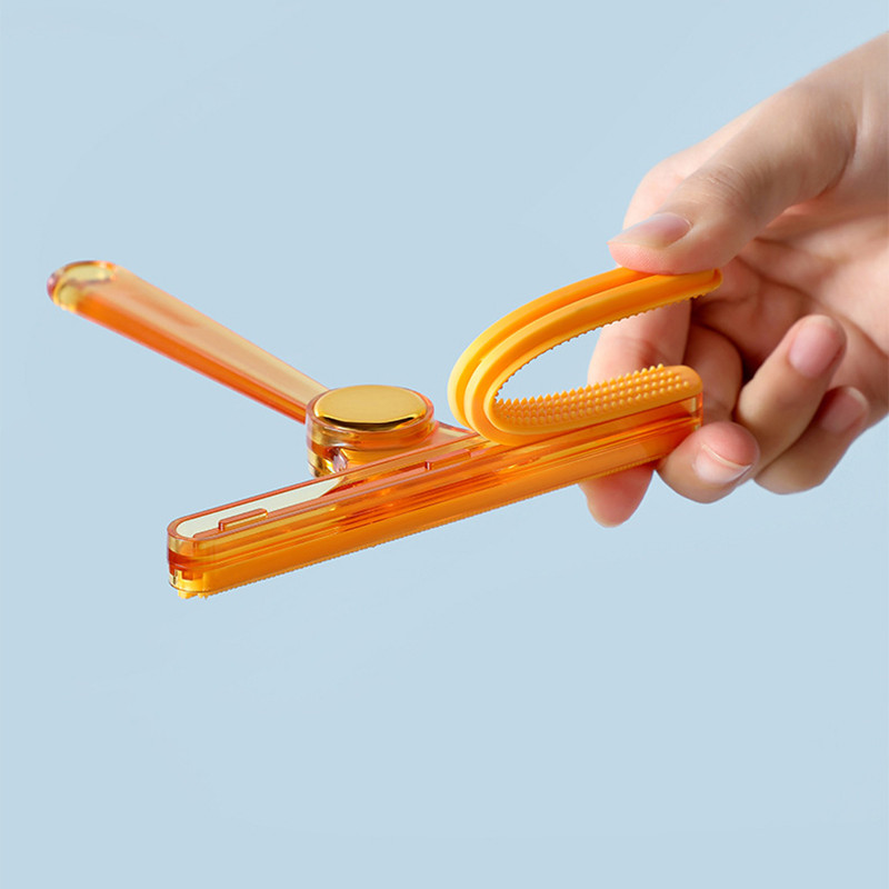 Műanyag szöszeltávolító kétoldalas kisállatszőreltávolító kefe Kézi szőnyeggyapjú kabát, ruhák borotva eltávolító kaparó tisztítóeszköz