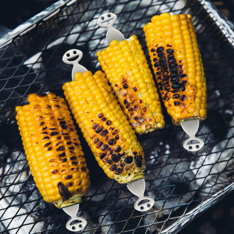 Kukurūzas dakšu iesmi Nerūsējošā tērauda kukurūzas turētāji BBQ nūju komplekts Kukurūzas vālītes iesmi Portatīvie augļu dakšiņas āra grila rīks