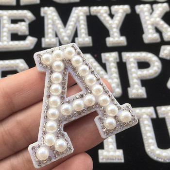 1 бр. 3D бели долни перлени буквени лепенки Английска азбука, кристална апликация за дрехи, ютия върху лента, значка Направи си сам име