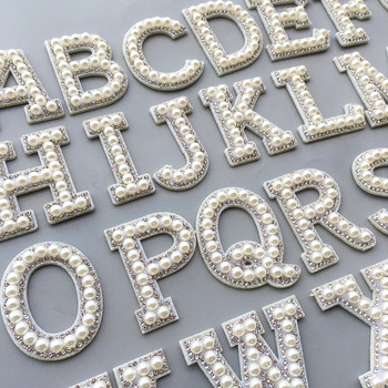 1 бр. 3D бели долни перлени буквени лепенки Английска азбука, кристална апликация за дрехи, ютия върху лента, значка Направи си сам име