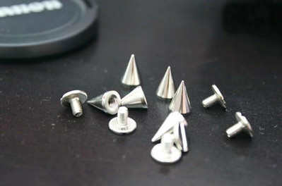 50 tk / komplekt 7x10 mm hõbedased koonusnaelad ja naelad riiete jaoks Screwback DIY Craft Cool punk rõivaneedid naha / koti / kingade jaoks