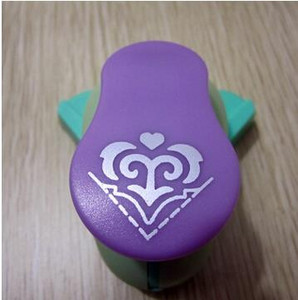 Νέο φανταχτερό ανάγλυφο γωνιακό χαρτί εκτύπωσης καρτών κοπής Λεύκωμα Λεύκωμα σε σχήμα μεγάλη συσκευή ανάγλυφου Hole Punch Kids Handmade Craft