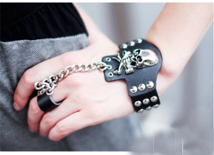 Vairāki dizaini Pankroka galvaskausa tapas Dzīvnieku tapas apģērbam Kniedes Ādas amatniecībai Naktsklubs Roku darbs Aksesuārs