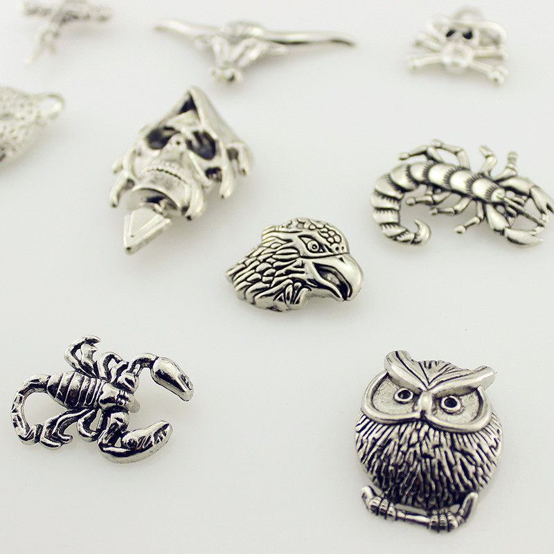 Vairāki dizaini Pankroka galvaskausa tapas Dzīvnieku tapas apģērbam Kniedes Ādas amatniecībai Naktsklubs Roku darbs Aksesuārs