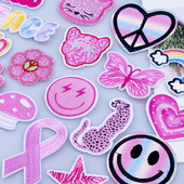 Rozā burtu geparda izšūti ielāpi Sieviešu apģērbi dekorēšanai Uzlīme ar varavīksnes izšūtu tauriņu gludināšanas zibspuldzi