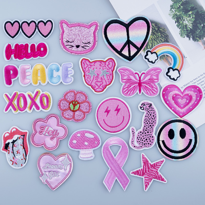 Rozā burtu geparda izšūti ielāpi Sieviešu apģērbi dekorēšanai Uzlīme ar varavīksnes izšūtu tauriņu gludināšanas zibspuldzi