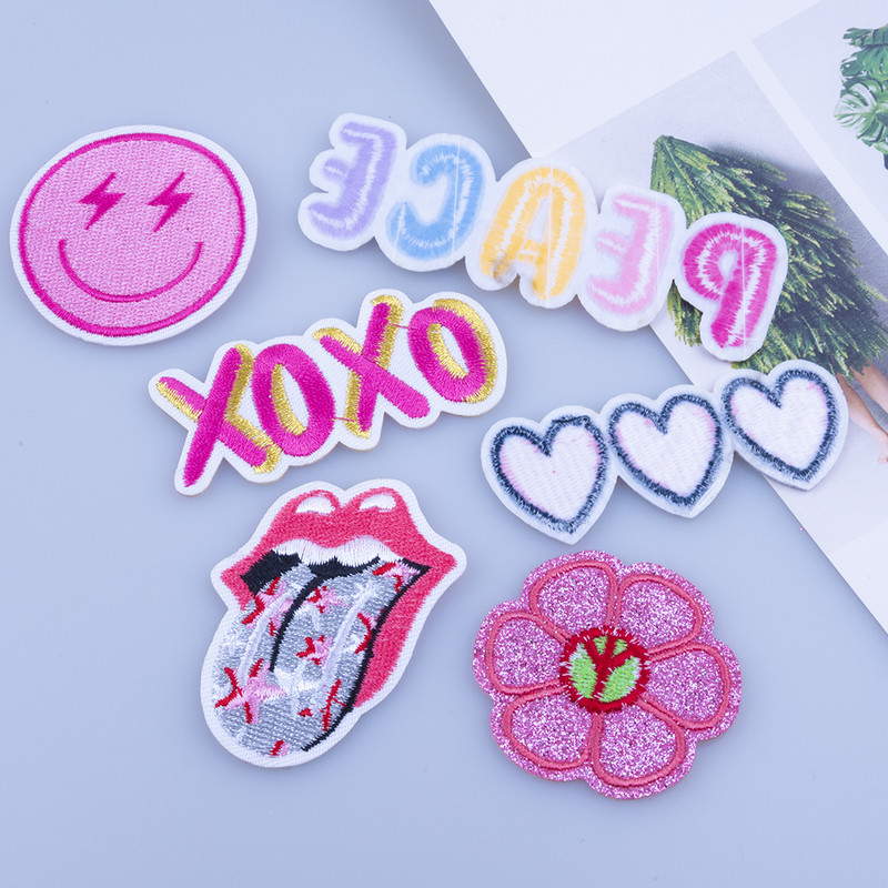 Rozā burtu geparda izšūti ielāpi Sieviešu apģērbi dekorēšanai Uzlīme ar varavīksnes izšūtu tauriņu gludināšanas zibspuldzi