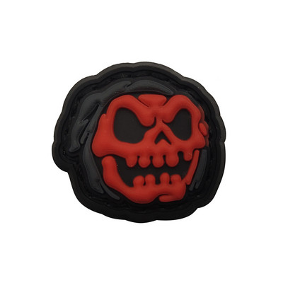 Taktiskā velna pļāvēja PVC plāksteri spīd tumšās gumijas atstarojošā militārā nozīmītē