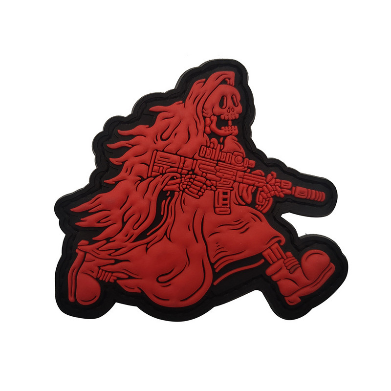 Taktiskā velna pļāvēja PVC plāksteri spīd tumšās gumijas atstarojošā militārā nozīmītē