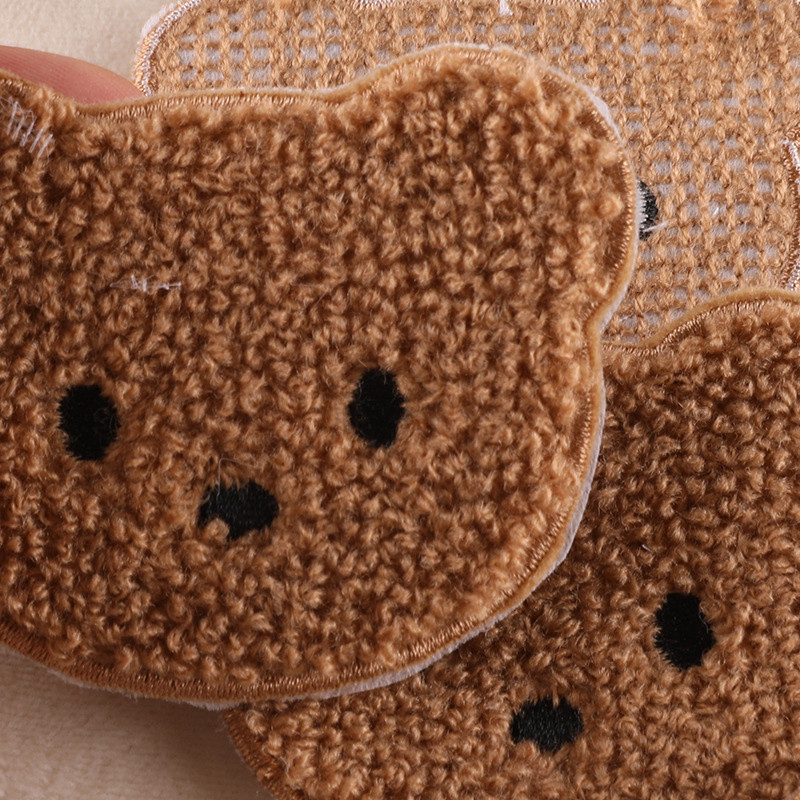 Maza izmēra brūnā lāča nozīmīte ar rokām šūts plāksteris meitenes matu rota