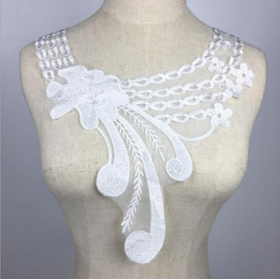 1Gb. Balta, smalka, Venīzes mežģīņu auduma kleita, aplikācija, blūze, šūšanas piegriezumi, kostīmu dekorēšanas piederumi.