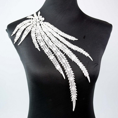 1Gb. Balta, smalka, Venīzes mežģīņu auduma kleita, aplikācija, blūze, šūšanas piegriezumi, kostīmu dekorēšanas piederumi.