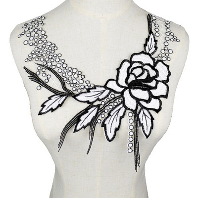 1Gb. Balta, smalka, Venīzes mežģīņu auduma kleita, aplikācija, blūze, šūšanas piegriezumi, kostīmu dekorēšanas piederumi.