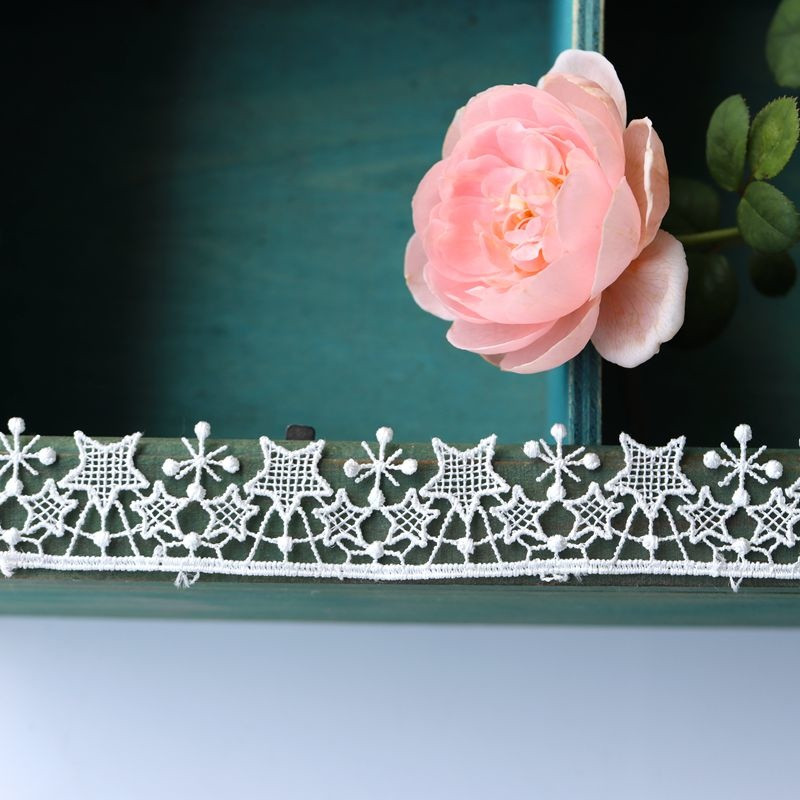 2 CM plats, izsmalcināts balts, melns poliestera izšūts zvaigznes sniegpārsliņas mežģīņu lente DIY apģērbu šūšanas materiāls Ziemassvētku dekors