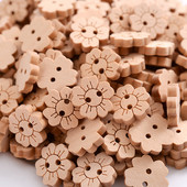 Hot 20/50Pcs Φυσικά ξύλινα κουμπιά ραπτικής 2 τρύπες Χαριτωμένα μονόχρωμα κουμπιά σε σχήμα λουλουδιών Αξεσουάρ ρούχων DIY