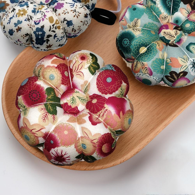 Pehme puutega kõrvitsakujuline kaasaskantav nõelapadi, käsitsi valmistatud õmblusnõela padi koduseks nõelapadjandiks