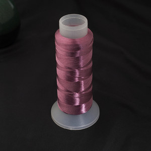 1600 metri ar vienu pavedienu savīti zīda pavedieni, ar rokām darinātas matu sprādzes un matu aksesuāri materiālu iepakojuma piederumi