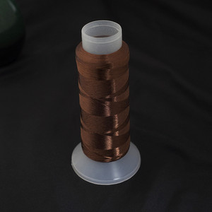 1600 metri ar vienu pavedienu savīti zīda pavedieni, ar rokām darinātas matu sprādzes un matu aksesuāri materiālu iepakojuma piederumi