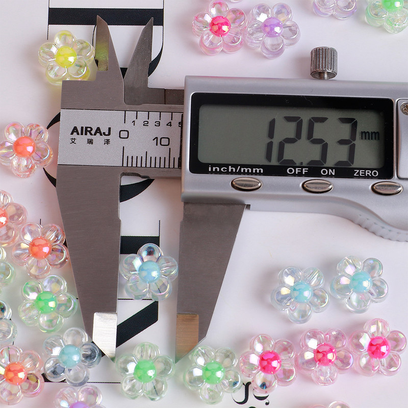 50 gab. Caurspīdīgas akrila ziedu tipa krelles ar caurumu, rokām darinātas auskaru kaklarotas rotaslietu izgatavošanas materiāls T0815