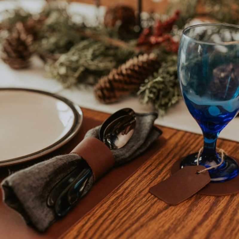 Ādas salvešu gredzenu komplekts pa 4, rokām darināts lauku stila salvešu turētājs galda dekorēšanai, kāzām, vakariņām, lauku mājas dabīgā salvete