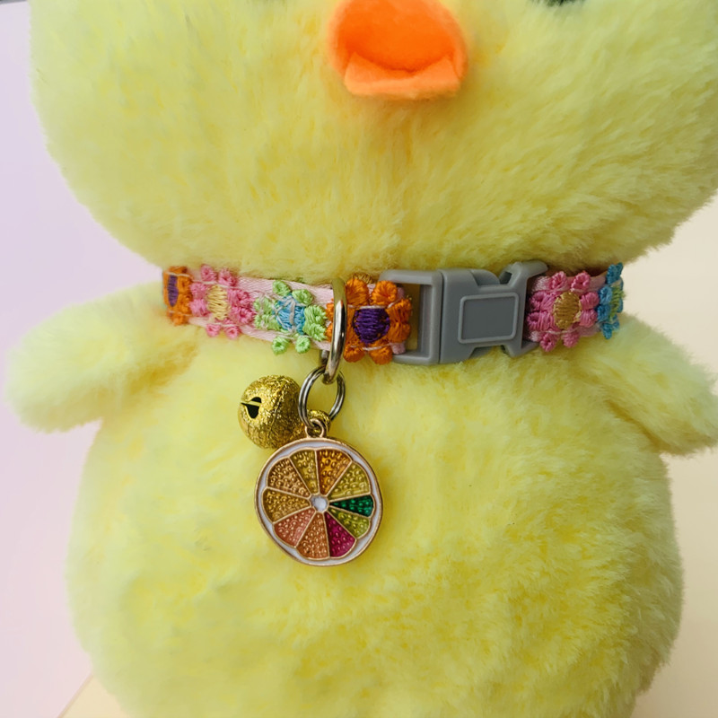 Modes varavīksnes ziedu kaķa kaklasiksna ar zvaniņu kaķēnu kucēnu kaklarotu ar regulējamu sprādzi Krāsainu mežģīņu kaķēnu kaklasiksnu suņu aksesuāri