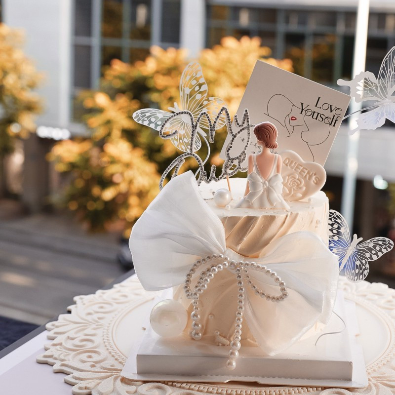 Kūku dekorēšanas piederumi White Bow My Queen Butterflis kūku toperi dzimšanas dienas kūkai.