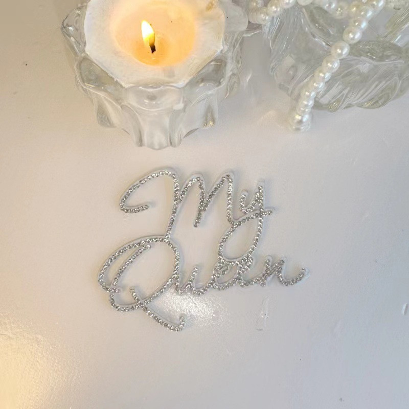 Kūku dekorēšanas piederumi White Bow My Queen Butterflis kūku toperi dzimšanas dienas kūkai.