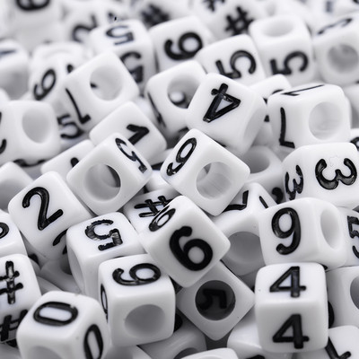 Vairumtirdzniecība 100 gab kubisks alfabēts akrila krelles jauktu krāsu burtu brīvas starplikas krelles DIY rotaslietas izgatavošanai roku darbs rokassprādze