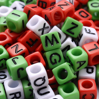 Vairumtirdzniecība 100 gab kubisks alfabēts akrila krelles jauktu krāsu burtu brīvas starplikas krelles DIY rotaslietas izgatavošanai roku darbs rokassprādze