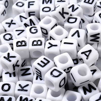 Vairumtirdzniecība 100 gab kubisks alfabēts akrila krelles jauktu krāsu burtu brīvas starplikas krelles DIY rotaslietas izgatavošanai roku darbs rokassprādze