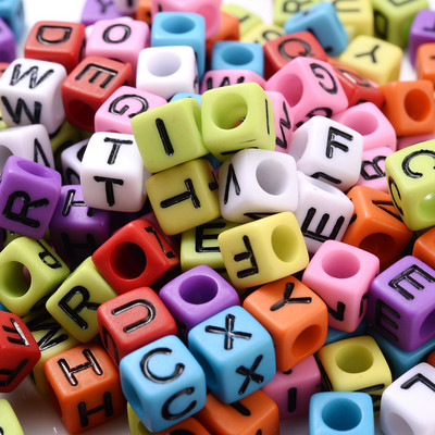 Vairumtirdzniecība 100 gab kubisks alfabēts akrila krelles jauktu krāsu burtu brīvas starplikas krelles DIY rotaslietas izgatavošanai roku darbs rokassprādze