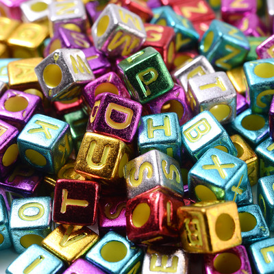 Vairumtirdzniecība 100 gab kubisks alfabēts akrila krelles jauktu krāsu burtu brīvas starplikas krelles DIY rotaslietas izgatavošanai roku darbs rokassprādze