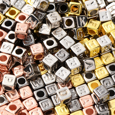 Vairumtirdzniecība 100 gab kubisks alfabēts akrila krelles jauktu krāsu burtu brīvas starplikas krelles DIY rotaslietas izgatavošanai roku darbs rokassprādze