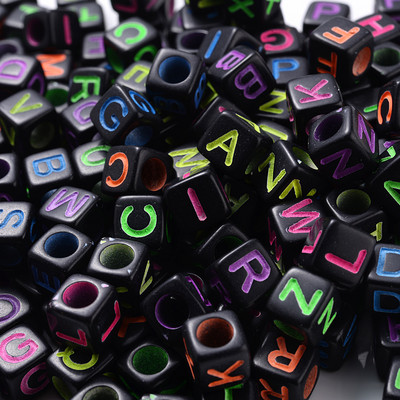 Vairumtirdzniecība 100 gab kubisks alfabēts akrila krelles jauktu krāsu burtu brīvas starplikas krelles DIY rotaslietas izgatavošanai roku darbs rokassprādze