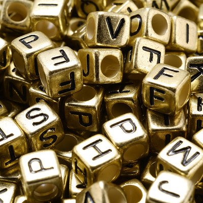 Vairumtirdzniecība 100 gab kubisks alfabēts akrila krelles jauktu krāsu burtu brīvas starplikas krelles DIY rotaslietas izgatavošanai roku darbs rokassprādze