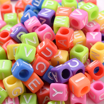 Vairumtirdzniecība 100 gab kubisks alfabēts akrila krelles jauktu krāsu burtu brīvas starplikas krelles DIY rotaslietas izgatavošanai roku darbs rokassprādze