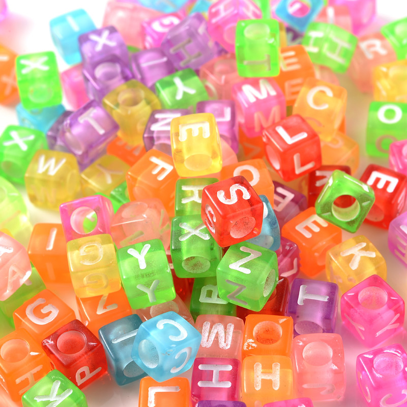 Vairumtirdzniecība 100 gab kubisks alfabēts akrila krelles jauktu krāsu burtu brīvas starplikas krelles DIY rotaslietas izgatavošanai roku darbs rokassprādze