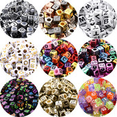 100 gab jauktas kvadrātveida akrila krelles, liela cauruma akrila krelles, vaļīgas starplikas krelles, jauktas vēstules rotaslietu izgatavošanas piederumiem.