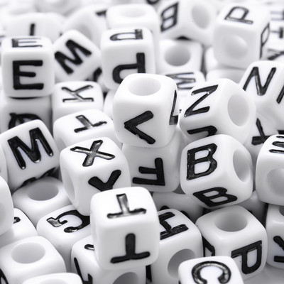 100 gab jauktas kvadrātveida akrila krelles, liela cauruma akrila krelles, vaļīgas starplikas krelles, jauktas vēstules rotaslietu izgatavošanas piederumiem.