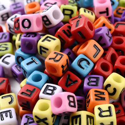 100 gab jauktas kvadrātveida akrila krelles, liela cauruma akrila krelles, vaļīgas starplikas krelles, jauktas vēstules rotaslietu izgatavošanas piederumiem.